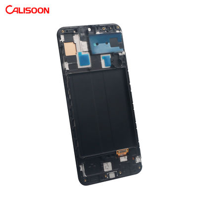 Yüksek çözünürlüklü deneyim için 3 HDMI bağlantısı olan Samsung LCD Ekranı